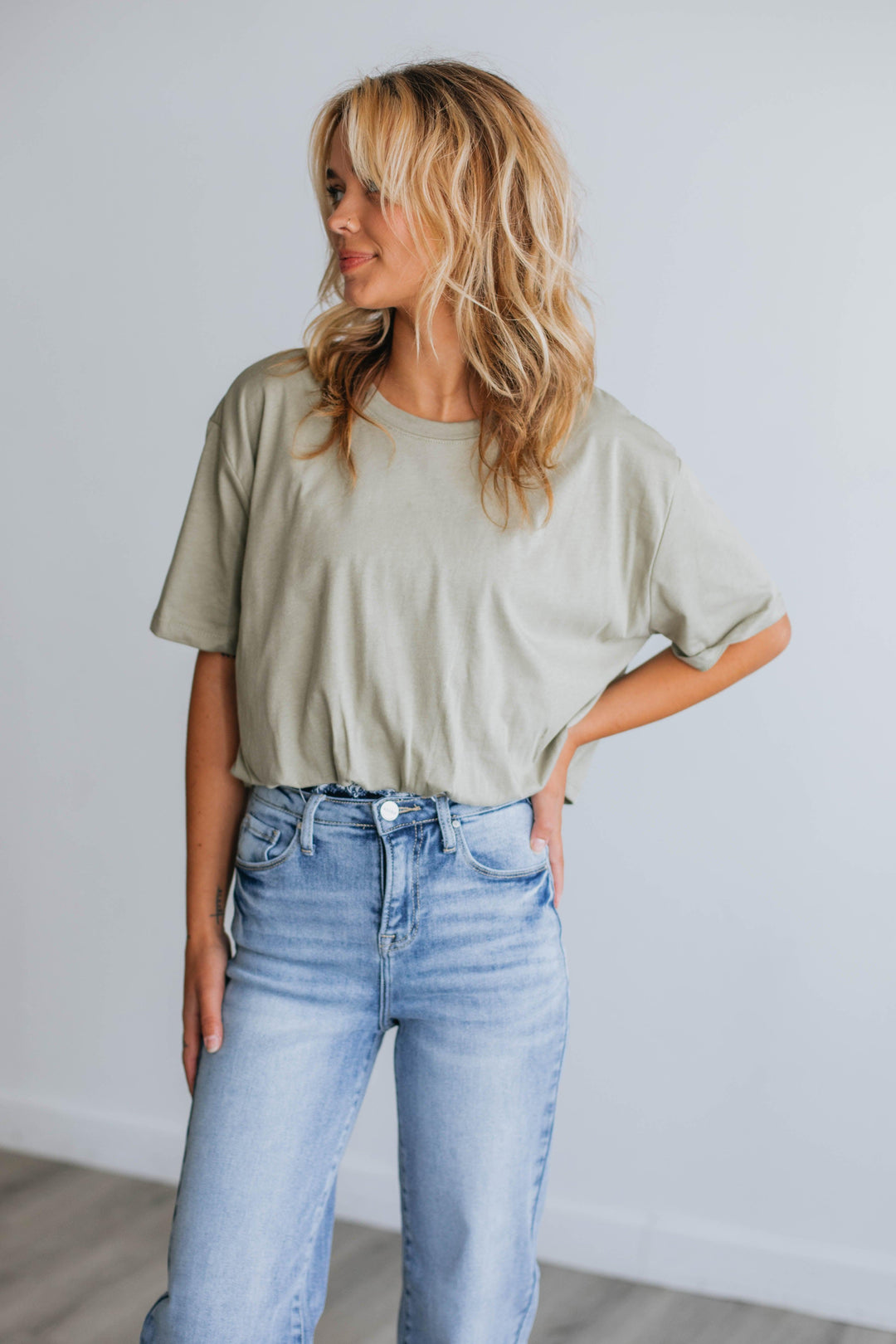 Suzan Cropped Tee - Light Olive