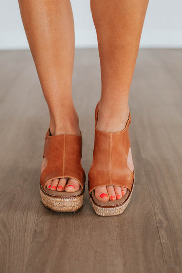 Sweet Direction Wedges - Cognac